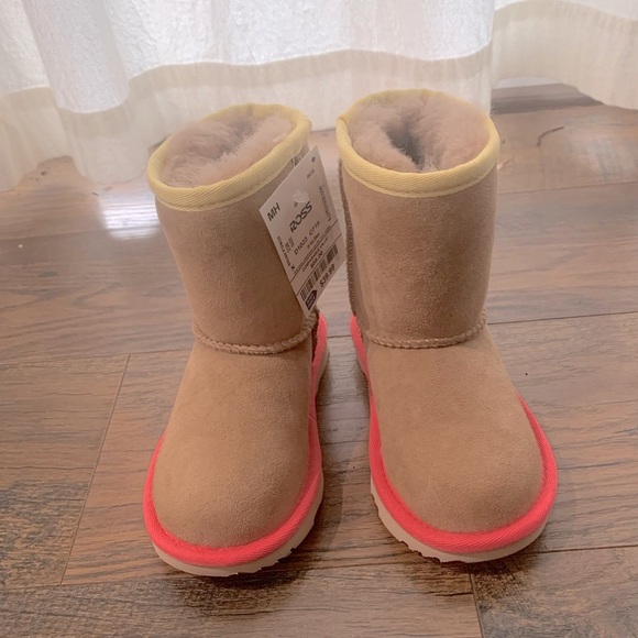 UGG Kids’ Classic Short II Water Resistant Genuine Shearling Boot - size 8, NWT - Picture 4 of 5